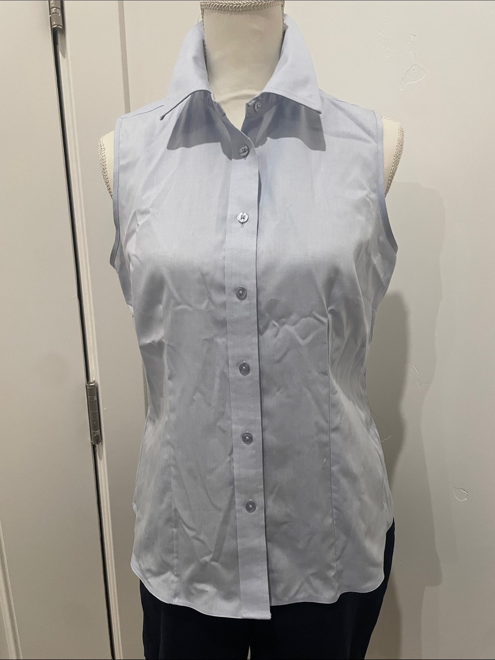Jones Studio Sleeveless Button-Down Top in Light Blue. Darted, 100% Cotton! GUC